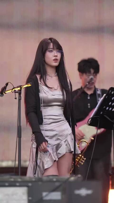 谁能拒绝一位会吹小号的美女小号