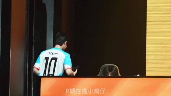 仔仔前线 捉到一枚️～披上自己小衣服