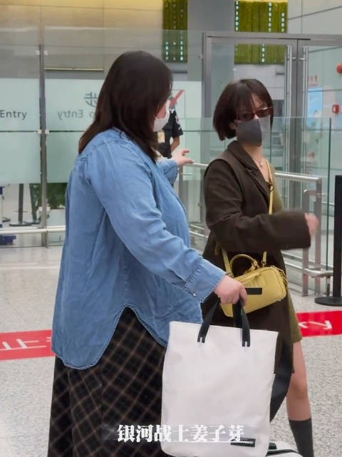李庚希尹昉现身上海机场，疑为miumiu活动做准备