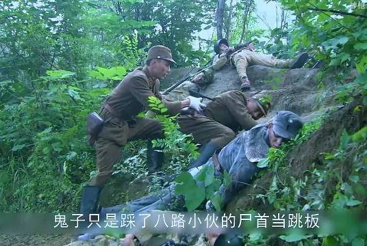 鬼子狙击手想要偷袭八路队友，不料小伙发现展开殊死掩护！