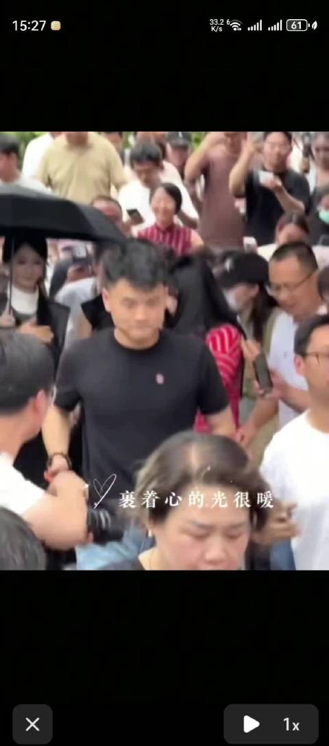 粉丝质疑偶像人品，称其无视他人不适背刺粉丝