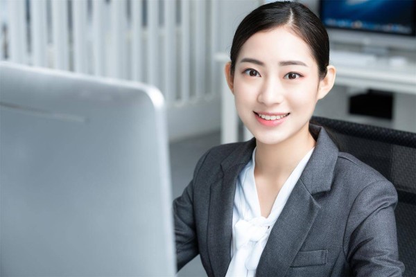 中年已婚女人，要是给你这三个信号，那就是对你动心了
