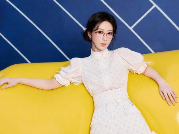 杨紫五官精致，美貌养眼。