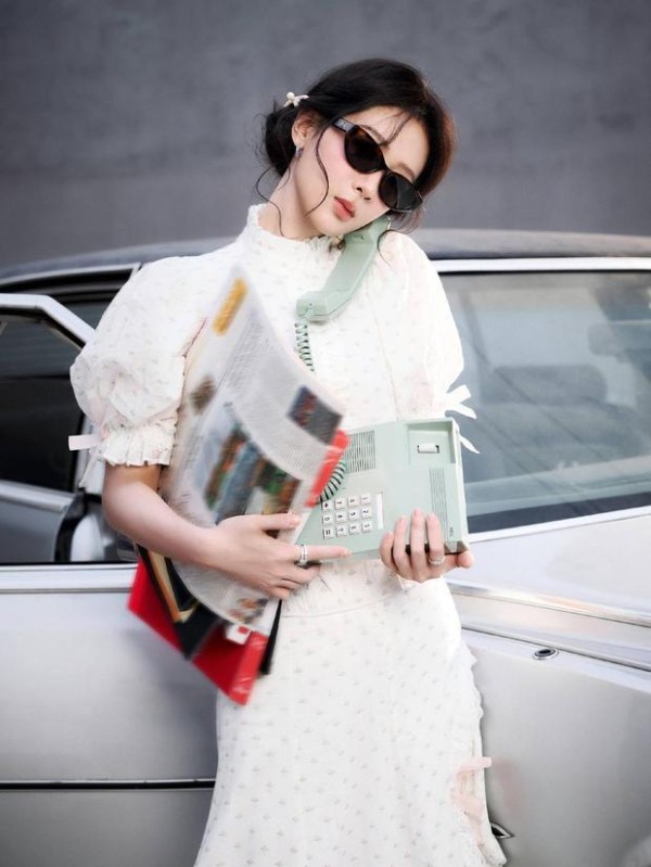 杨紫一袭白裙化身时髦职场女郎