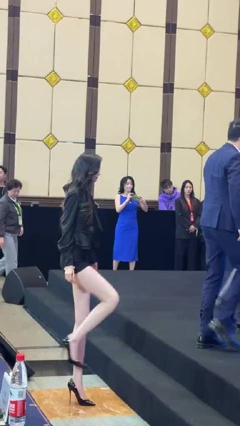 这是谁啊 腿真长