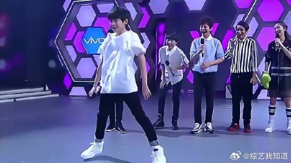 TFBoys不愧火遍全网，一个深蹲都能跳成舞，帅我一脸