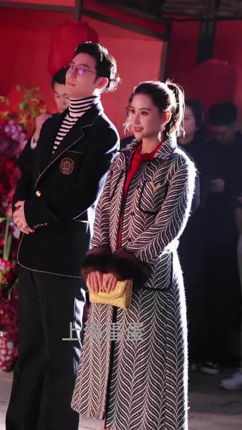 窦骁何超莲厨房互动秀恩爱,细节见证多年幸福婚姻