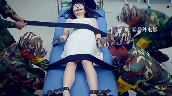 父亲为了教训不听话的女孩竟不择手段!