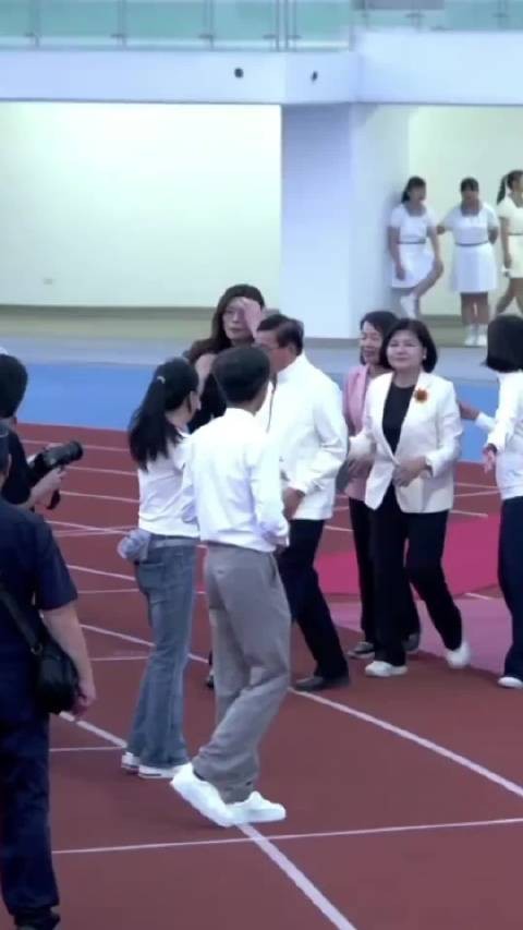 在野党郑丽文也风光？