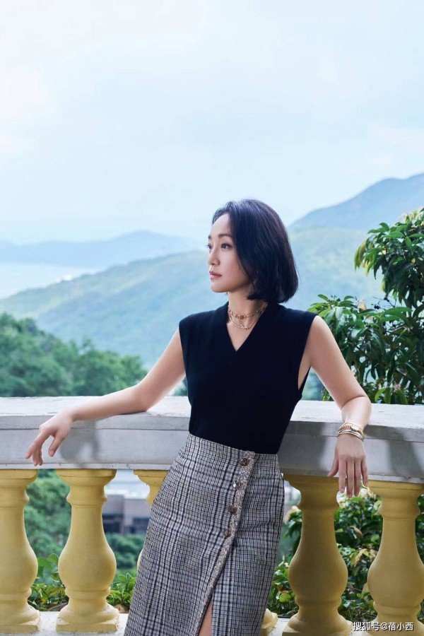 51岁周迅剪了波波头年轻20岁,穿V领上衣+格纹半身裙,洋气又显贵