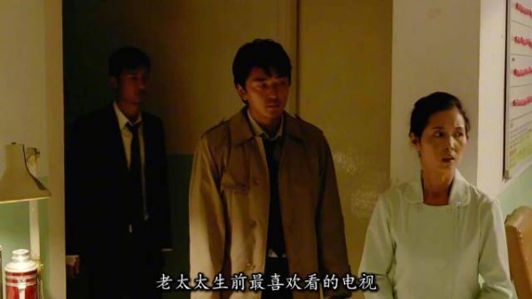 敬老院电视机未插电自动播放,上司以谎言化解恐慌