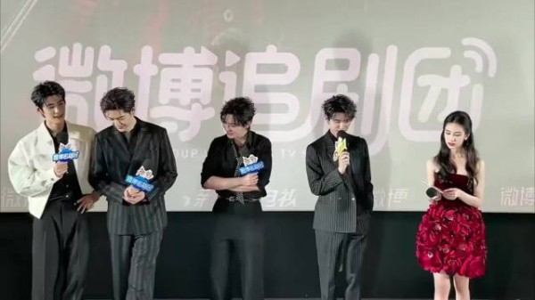 谁懂!周翊然对着陈都灵魔性献唱嘴巴嘟嘟,姐姐表情太真实