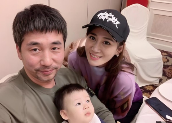 54岁沙宝亮近况曝光!与朱娜离婚后娶戴笑盈,婚姻幸福成人生赢家