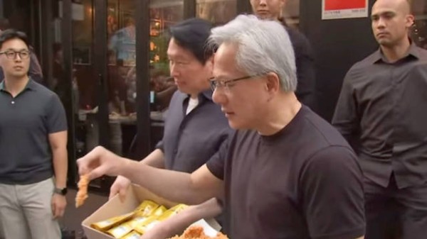 黄仁勋再次现身首尔炸鸡店,与崔泰源餐聚时派发炸鸡块