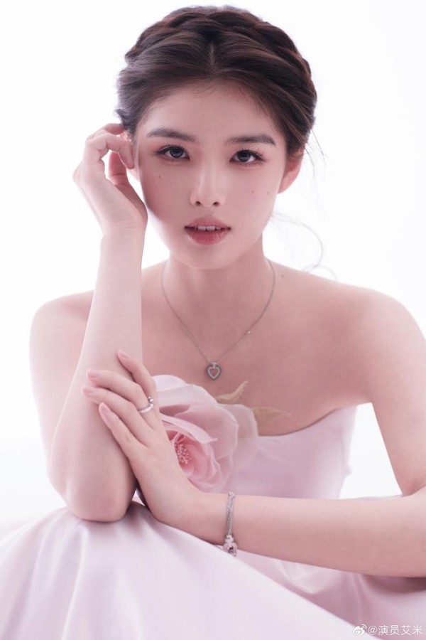 演员艾米高考考场拒签名被吐槽,该反思的是缺乏分寸的追星者