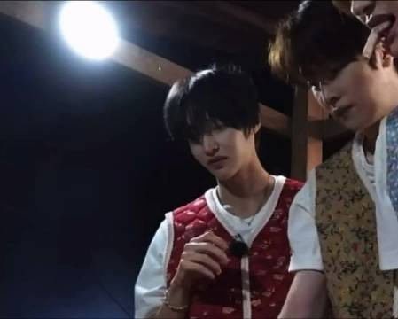 哥哥贴心投喂猫咪，肉块降温动作同步表情
