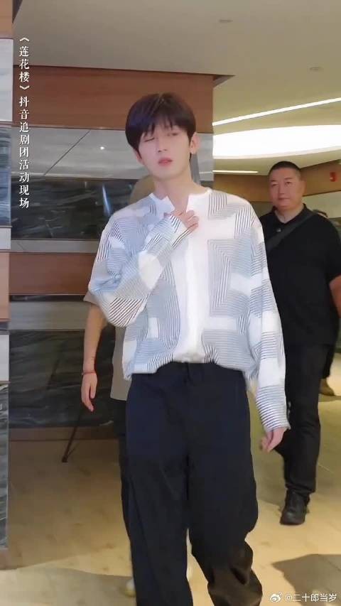 他一出现,四周都变得黯然失色