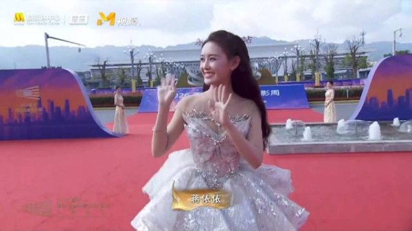 蒋依依亮相白色小天鹅蓬蓬裙,美丽又灵动!