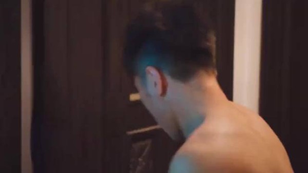 乌龙串门名场面，小伙被两位美女整得一脸茫然！