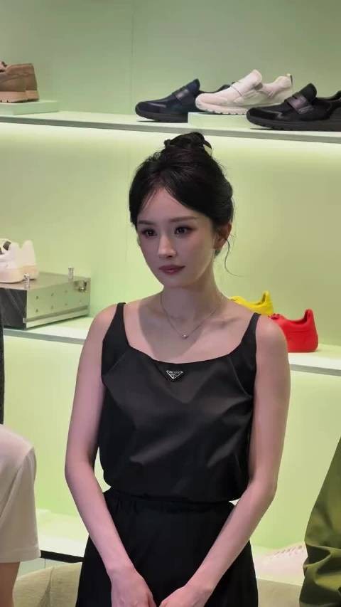 杨幂亮相活动状态佳