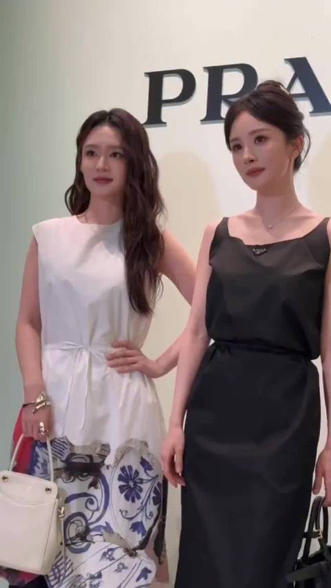 李沁杨幂今天活动同框，很美的两张脸