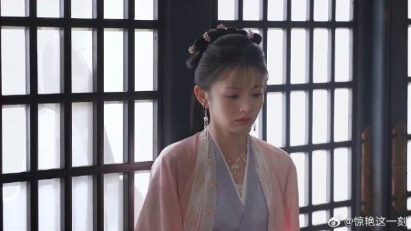 侧夫人以为少主会挽留她，可少主转身走人，侧夫人心寒