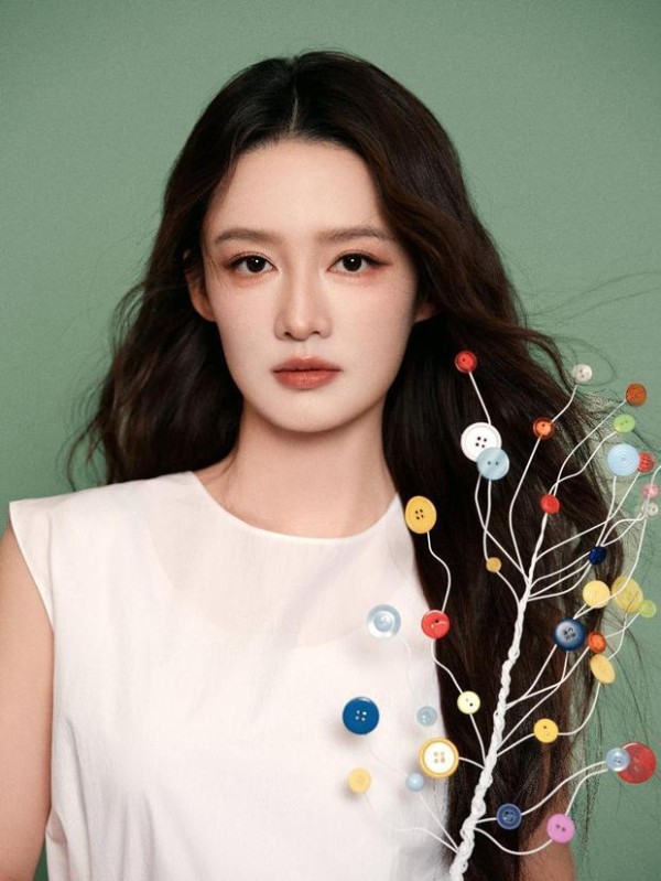 李沁穿搭艺术感满满。