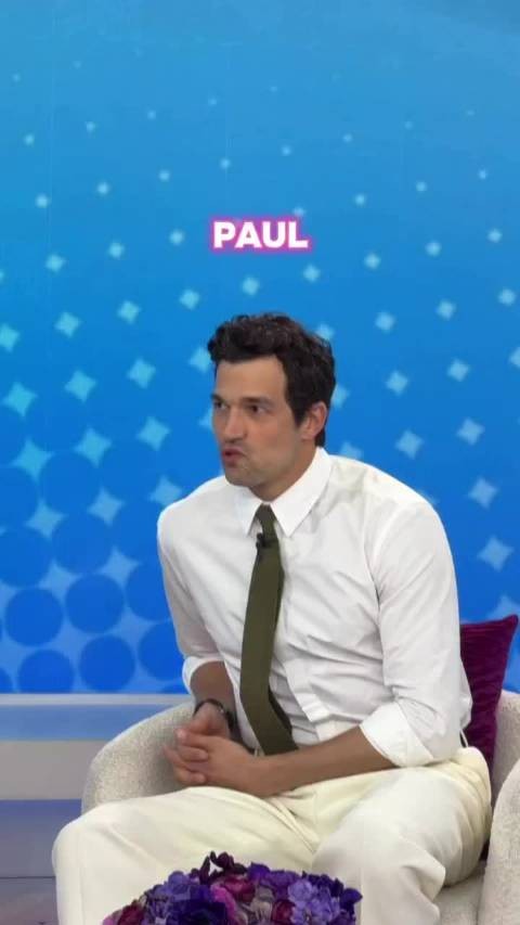 Paul Anthony Kelly穿Ferragamo衬衫做客访谈