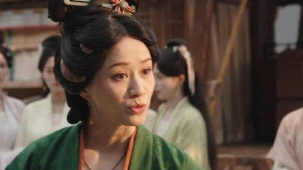 母亲探望嫁入豪门的女儿，被仆人拦在门口，气得她上去就是一巴掌