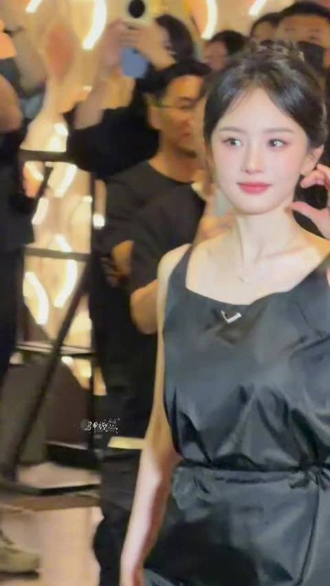 杨幂这一个路透给我美亖了 姐状态太好了吧！这个妆整个人像个水蜜桃似的！