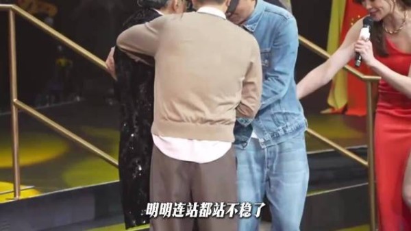 走路都不稳，94 岁还要开演唱会，为什么那么多明星来捧场
