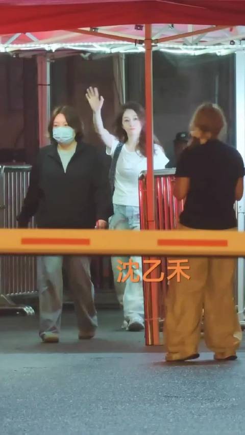 李小冉下班后情绪失控落泪，粉丝暖心安慰