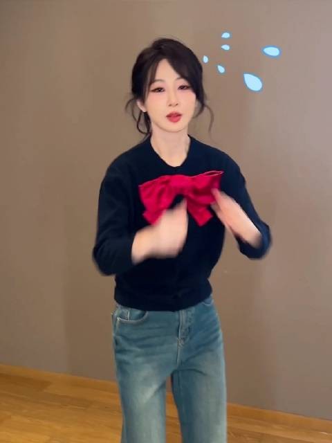 杨紫去年舞蹈风靡全网,舞姿可爱元气满满