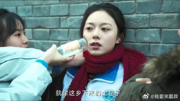 女孩反抗校园霸凌,回家后却被母亲罚着下跪认错