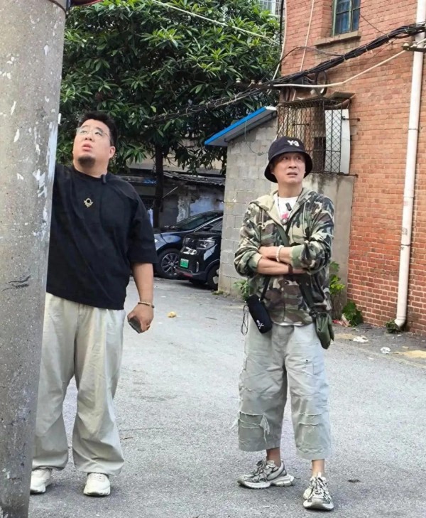 吴镇宇亮相柳州旧小区，迷彩服配礼帽潮爆了 状态好到让人忘记年龄