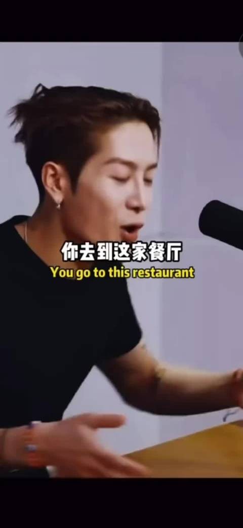 王嘉尔谈溢价时代终结,直言夜市炒饭更实在