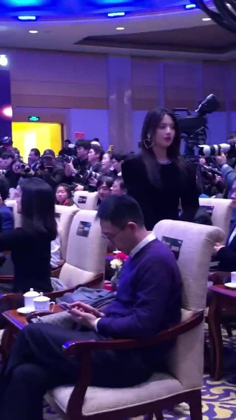 杨超越2018年影响中国年度艺人颁奖现场