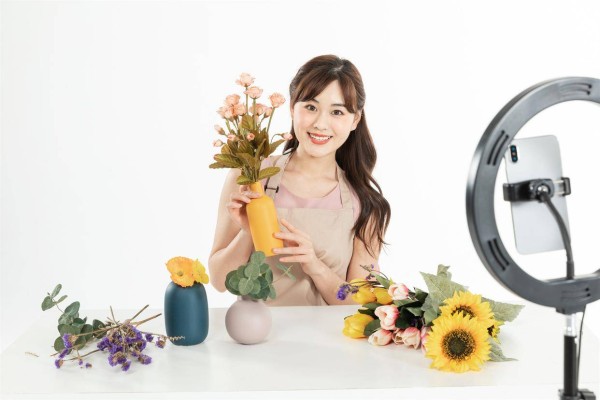已婚女人要是对你有意思，不会明说也不会主动，而是会干这么一件事