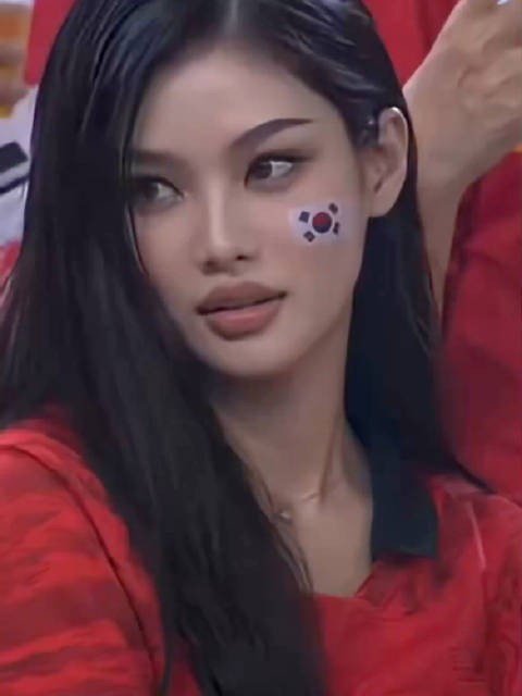 来看看世界各地的足球美女球迷，还是韩国和小日子符合咱们的审美