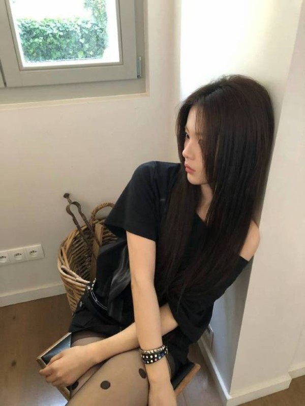 倚靠墙壁的杨超越。