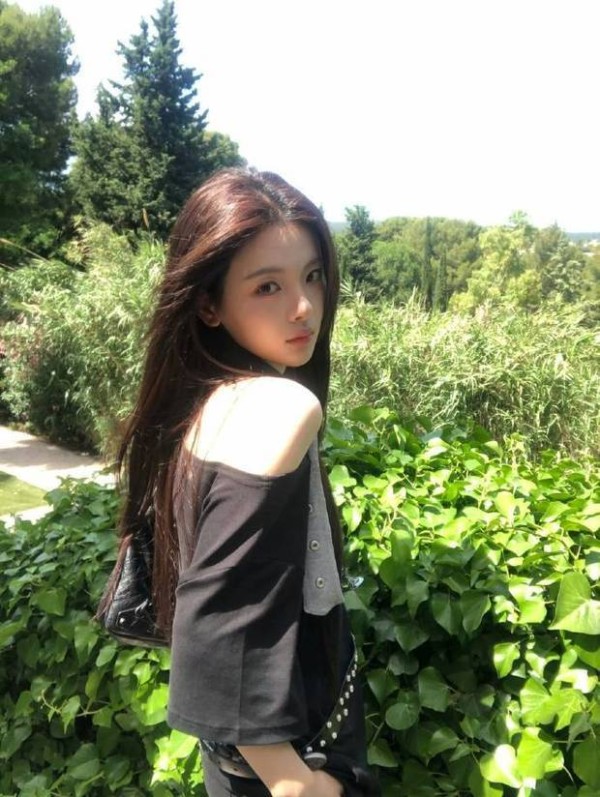杨超越大秀美肩。