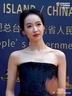宋茜黑白鱼尾长裙亮相红毯气质出众