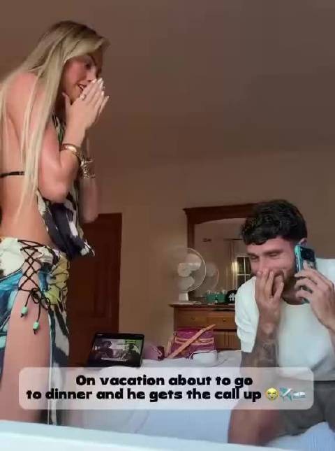 塞内西接到阿根廷主帅斯卡洛尼的补召电话，跟女友两人激动不已！