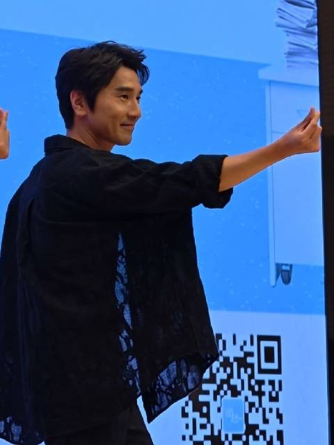 来看周主任@趙又廷 的花式比心时刻，毕竟是科室主任，比心都这么不一样