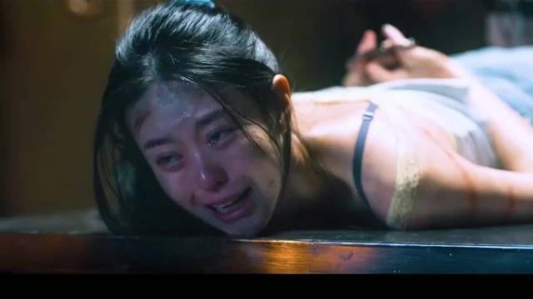 女大学生像狗一样被捆在餐桌上