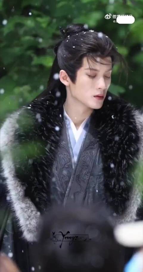 檀健次雪中大氅造型