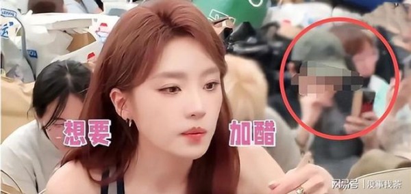 浪姐后台风波!张月吃饭时身后烟雾缭绕,黄灿灿工作室火速道歉