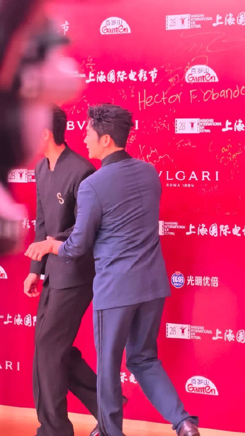 李晨上影节红毯主动让位王天辰
