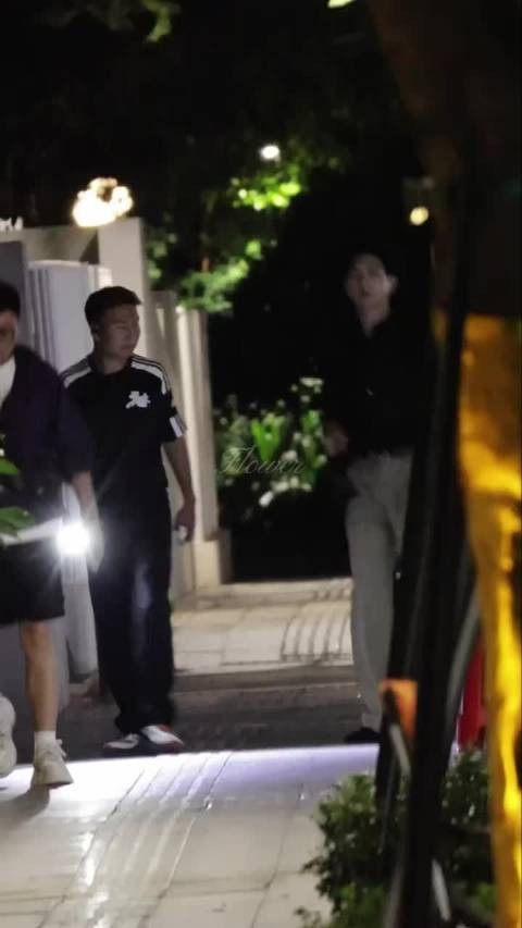 李现雾里青路透，夜色里出现自带氛围感