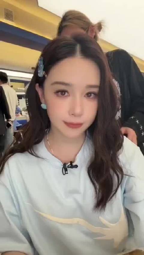 阚清子vlog变身吃播实录，喂食清柠展现真实日常
